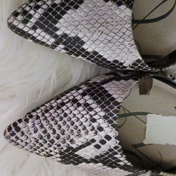 SAM LIBBY FLATS Size 10. - Picture 8 of 13